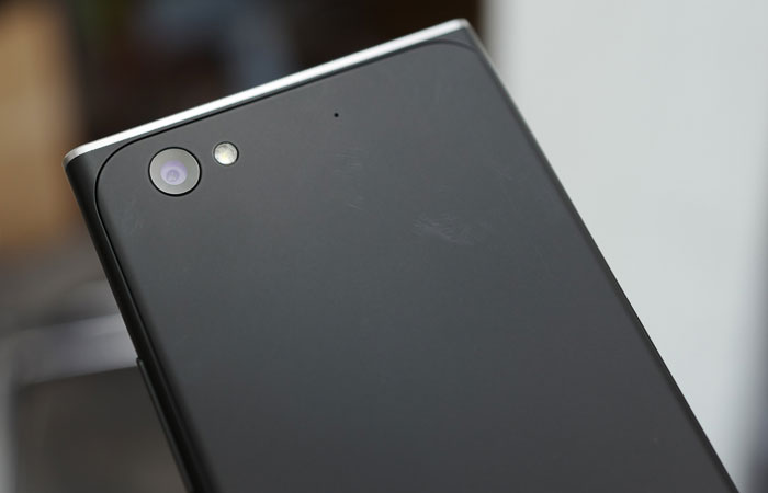 Điện thoại OBI MV1 với camera sau 8MP